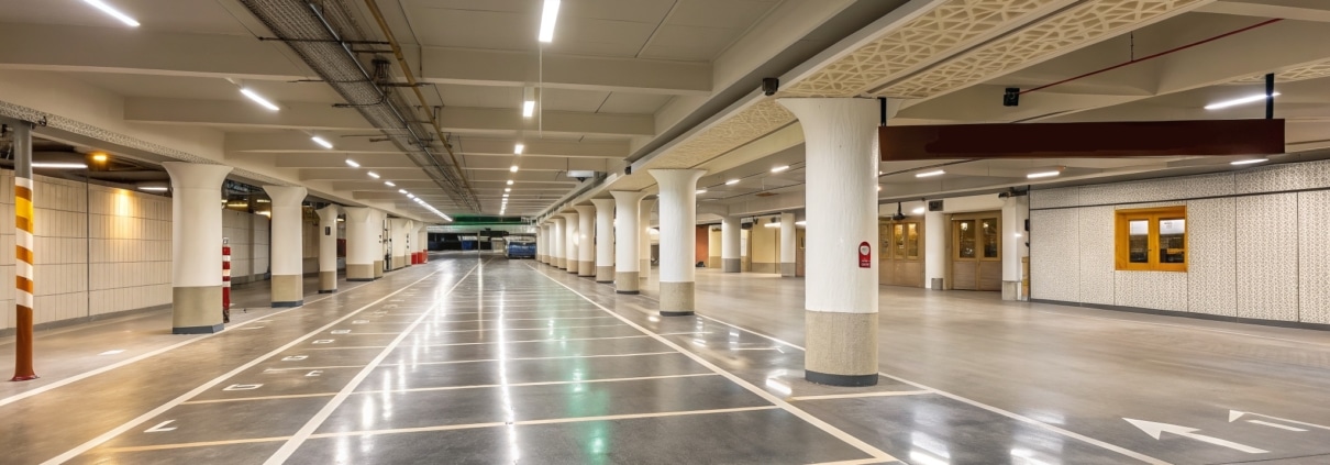 Aparcamiento subterráneo vacío