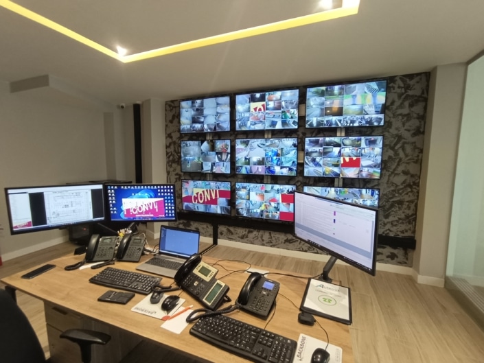 Centro de telecontrol con cámaras de videovigilancia en Som aparcaments